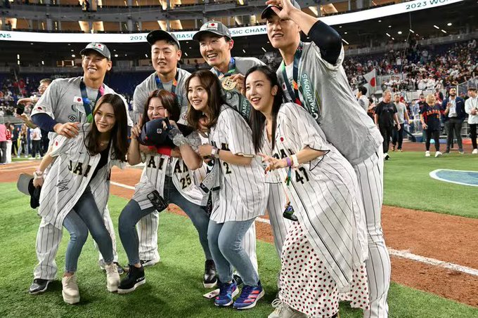 侍ジャパン選手妻のX投稿の中の岡本和真選手と妻