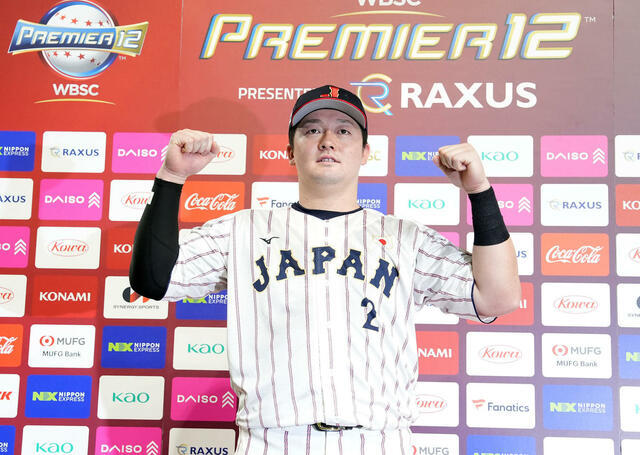 両手でガッツポーズの牧秀悟選手の画像