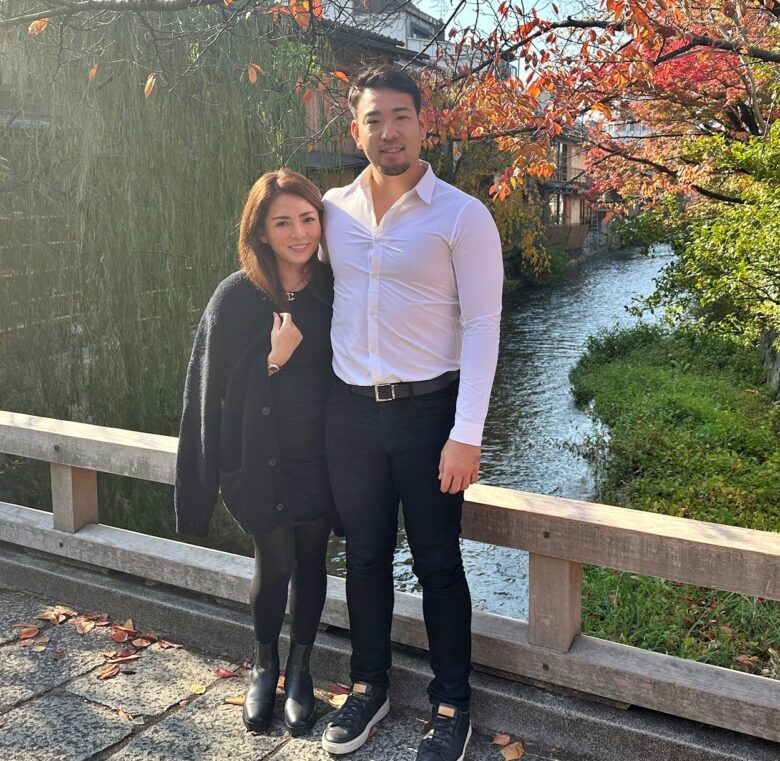 妻の深津瑠美さんと寄り添う菊池雄星選手の画像