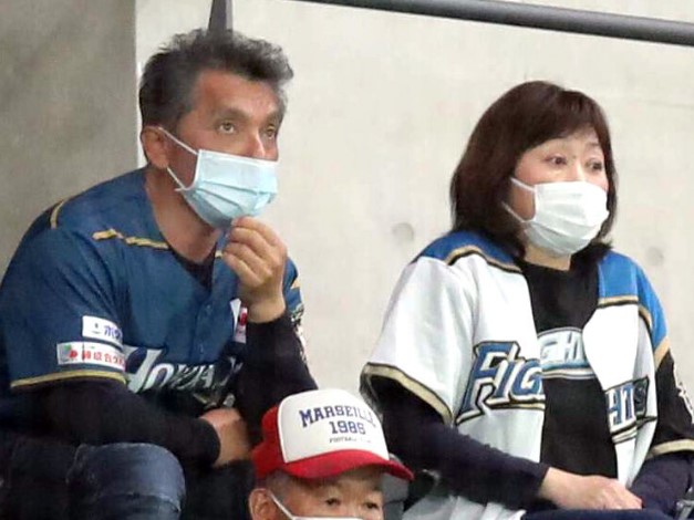 観戦する伊藤大海の両親の画像