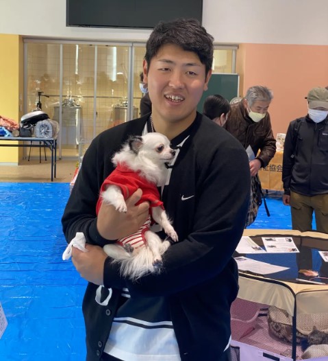 保護権を抱く岡本和真選手