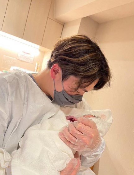 一人目の子供を抱く源田選手