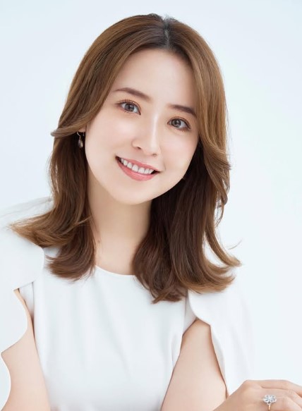 妻の衛藤美彩さんが微笑む画像