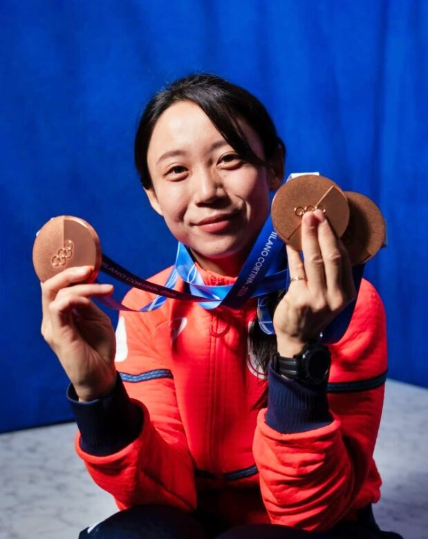 メダルを持つ高木美帆の画像