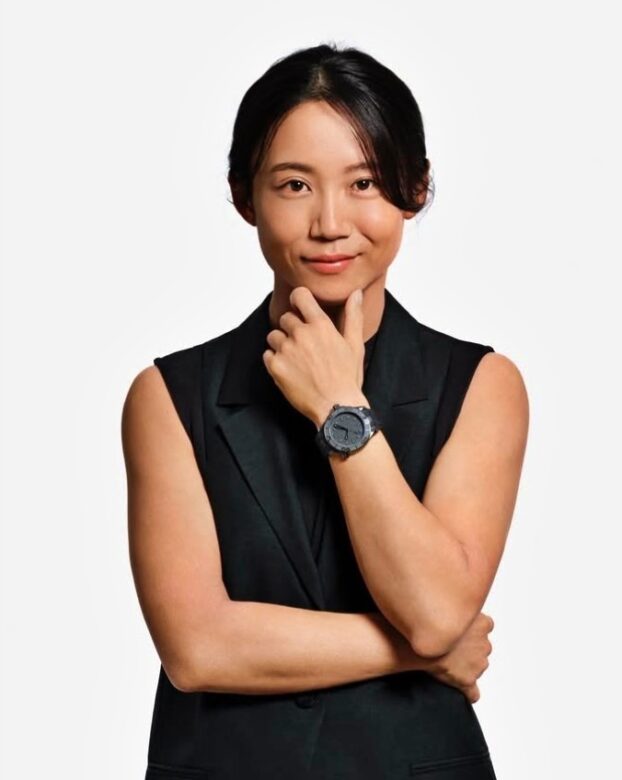 顎に手をあてたポーズをとる高木美帆の画像