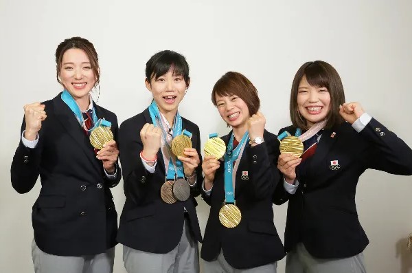 ナチュラルメイクの化粧をした高木美帆さんがテレビに出演