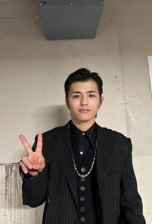 ピースサインの篠塚大輝さんの画像