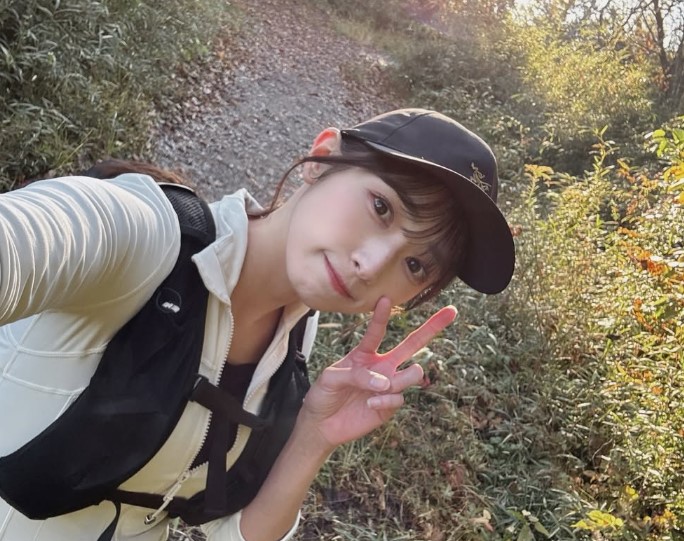 山歩き姿で自撮りをしている渡辺梨加さんの画像