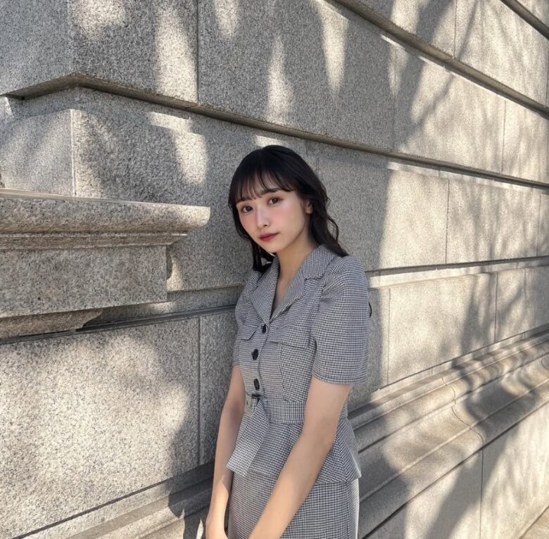 スーツ姿の渡辺梨加の画像