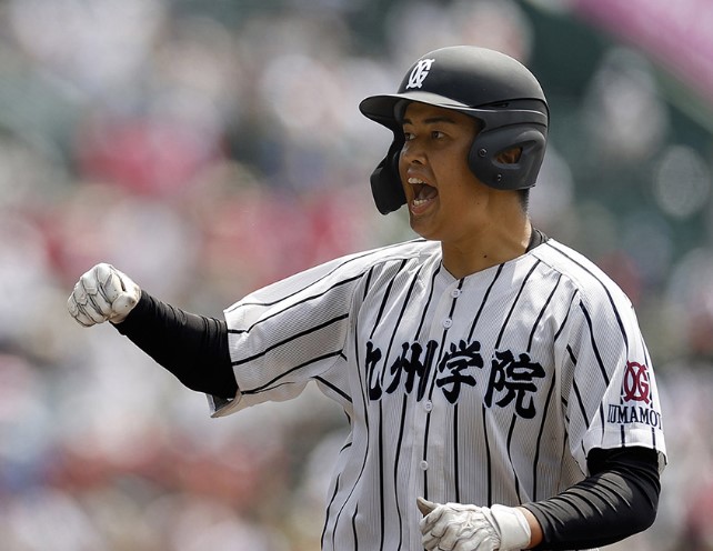 甲子園でガッツポーズをする弟の慶太さんの画像