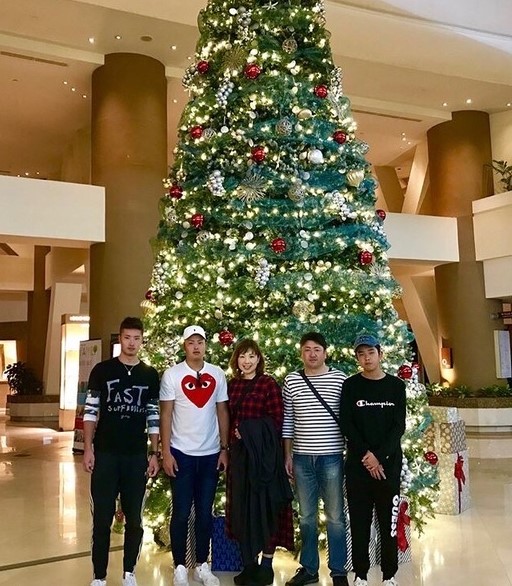 家族写真をツリーの前で撮った村上家の5人