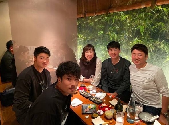 村上家家族5人の微笑む画像