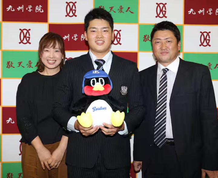 村上宗隆さんを真ん中に父と母に寄り添うドラフト画像