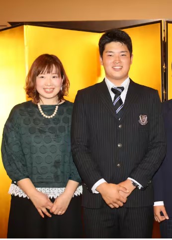 ドラフト時の母と村上宗隆さんの画像