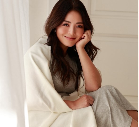 微笑む妻深津瑠美の画像