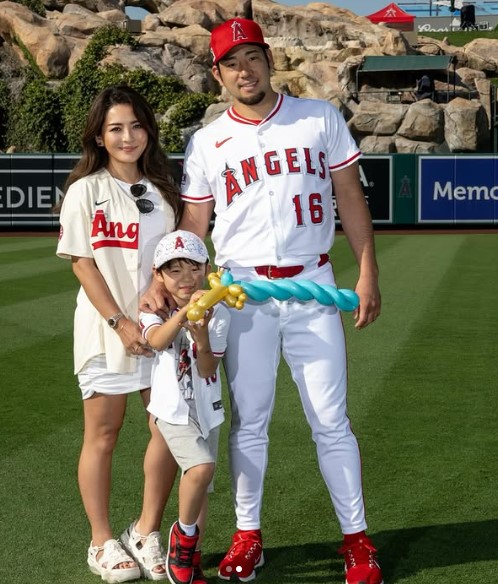 MLB後の家族で微笑む菊池と妻の深津瑠美さんと息子の画像