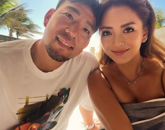 妻の深津瑠美さんと寄り添う菊池雄星さんの画像