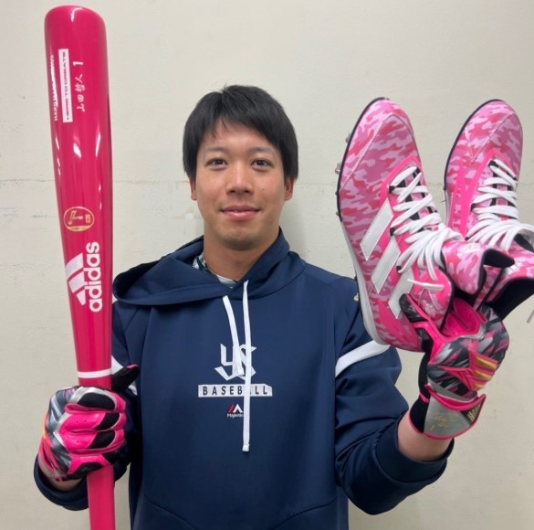 ピンクのグッズを手に持つ山田哲人さんの画像