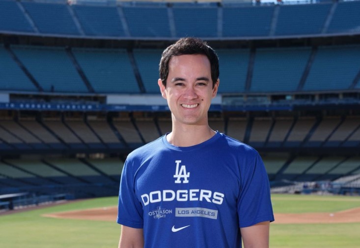 スタジアムで微笑むウィル・アイアトンさんの画像