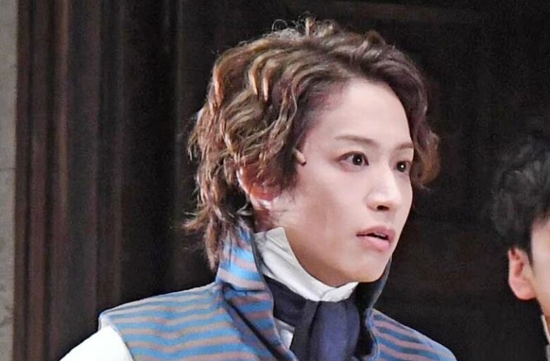 舞台で演技をする前山剛久さんの画像