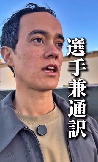 自分の経歴を話すウィル・アイアトンさんの画像