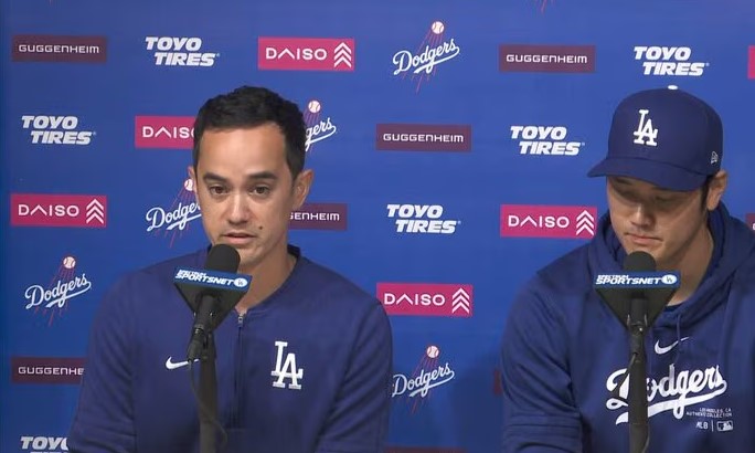 大谷翔平の通訳として会見に同席するウィル・アイアトンさんの画像