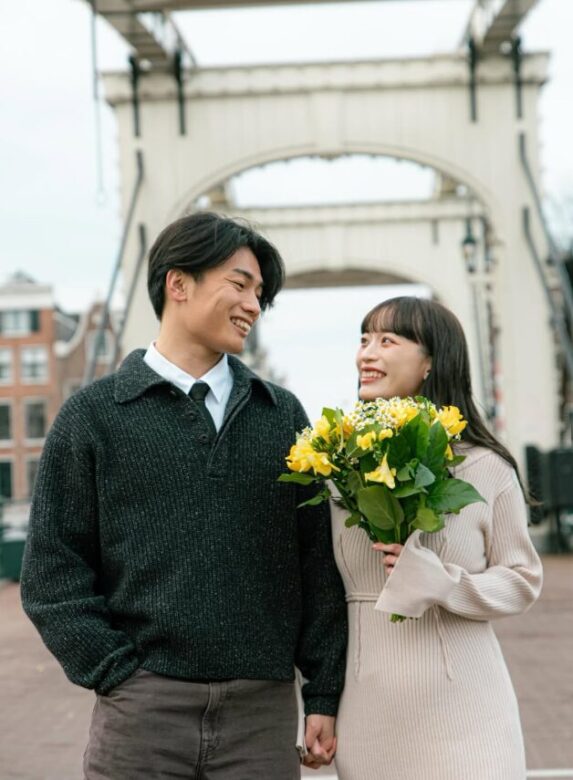上田綺世と嫁・由布菜月の寄り添い画像