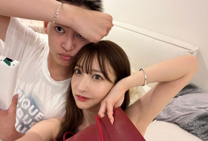 寄り添う三山凌輝とRちゃんの画像