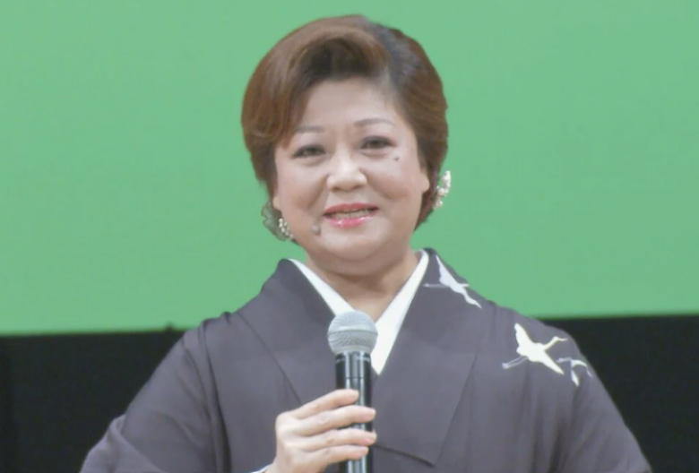 歌唱する松原のぶえ