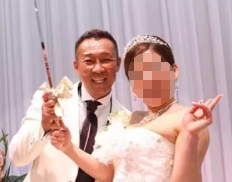 薬師寺保栄と再婚した当時の元妻との結婚式でほほ笑む二人