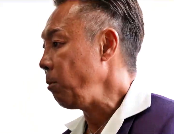 横顔でインタビューを受ける薬師寺保栄