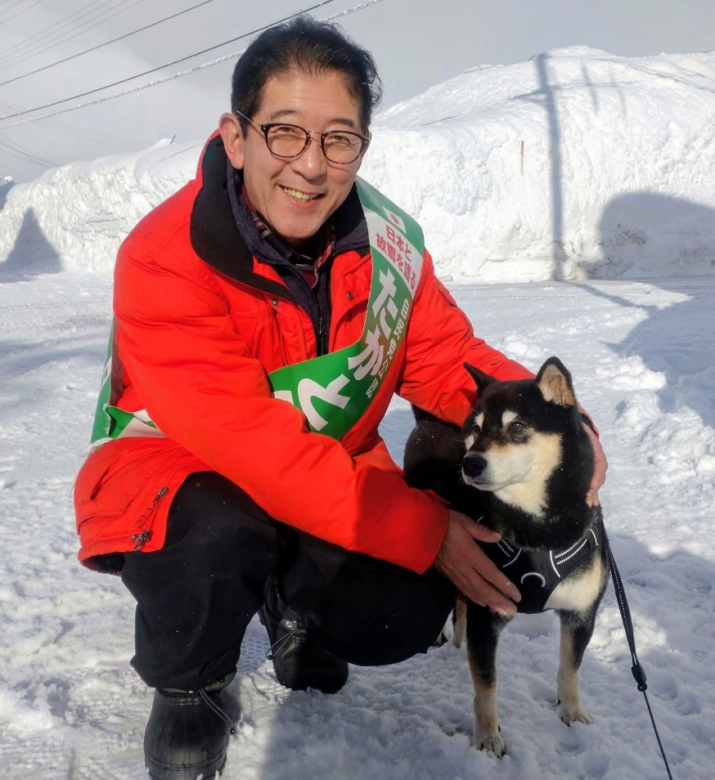 犬と一緒に微笑む高鳥修一