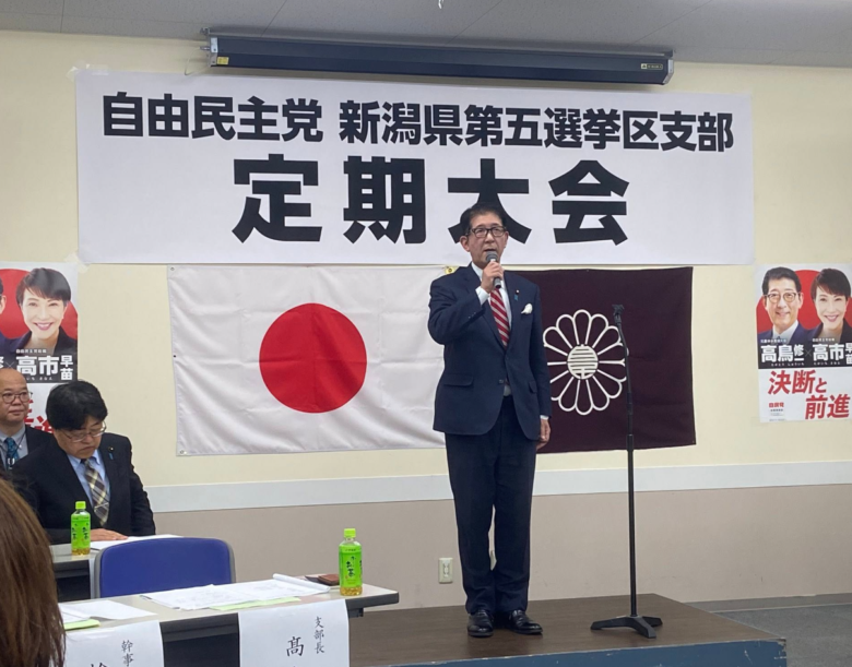 演説をする高鳥修一