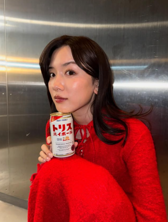 お酒の缶を膝にのせてポーズする永野芽郁