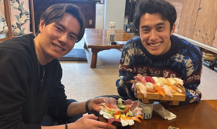 高橋塁と弟・藍の仲良くお寿司とポーズ