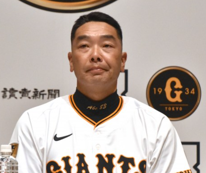 ジャイアンツユニホームで監督時代の阿部慎之助