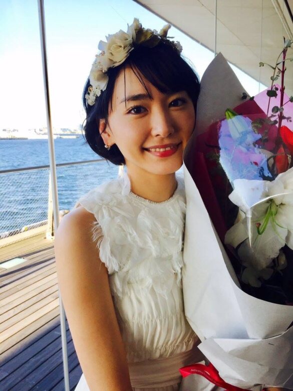 花束を持ってほほ笑む新垣結衣