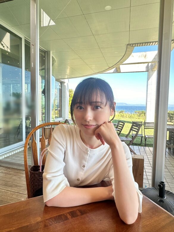 頬杖をついてほほ笑む福原遥