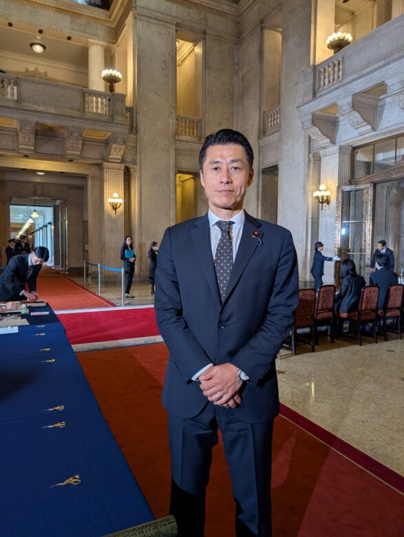 国会内でバッチをつけた細野豪志
