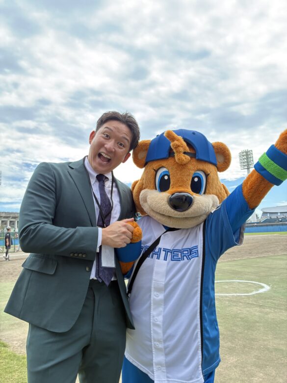 スーツ姿で日本ハムのマスコットと笑顔で写る杉谷拳士さん(ご報告の予想は結婚や別班も)