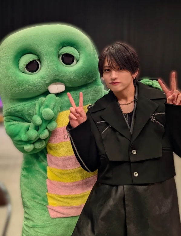 ガチャピンとピースする猪俣周杜