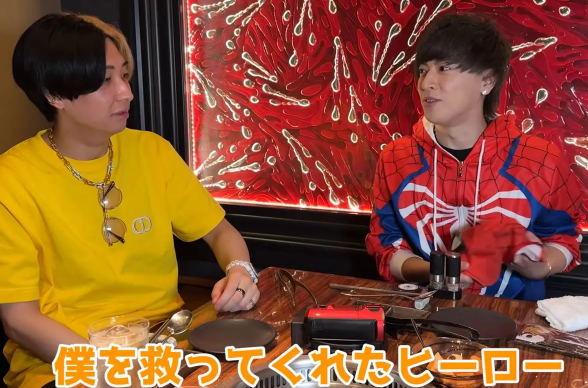 ヒカルのYouTubeでスパイダーメーンの覆面を脱ぐヴァンビ