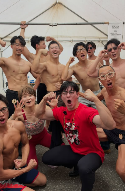 マッチョたちとポーズをとる石田嵩人