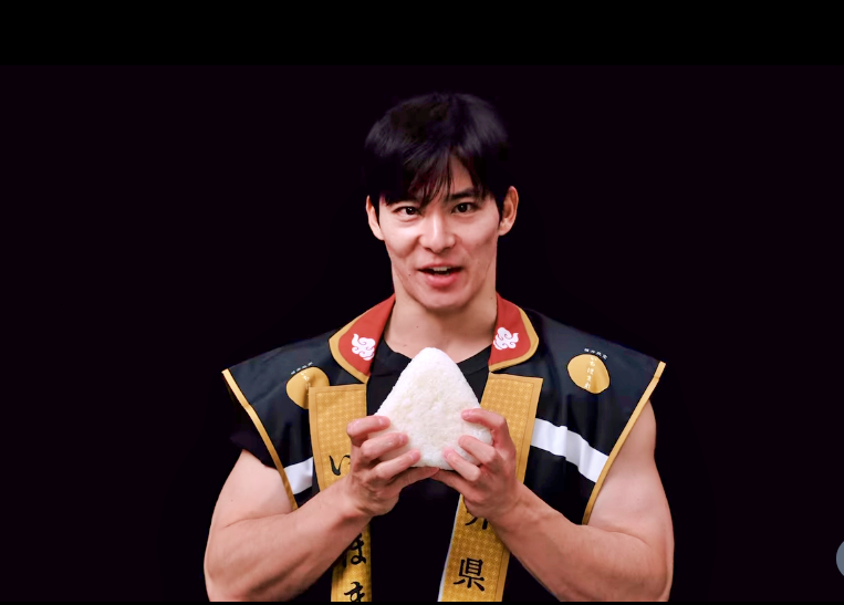 大きなおにぎりをムキムキの腕で持つ石田嵩人