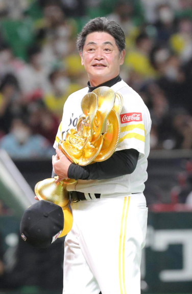 トロフィーを持つ工藤公康
