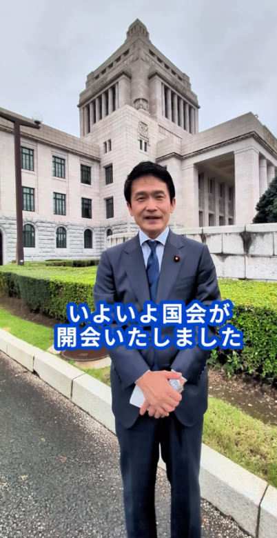 国会議事堂前で話す小川淳也