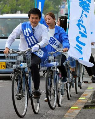 自転車をこぐ小川淳也と娘