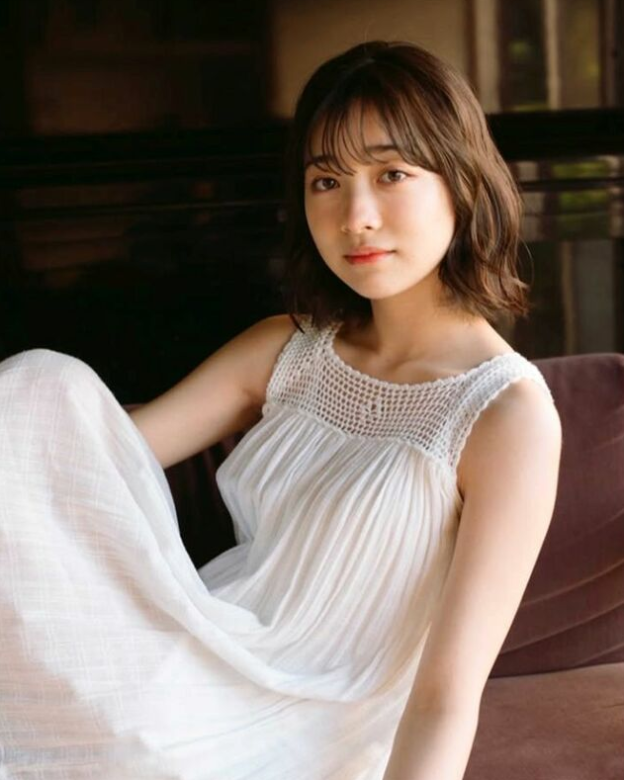 白いワンピースの今森茉耶