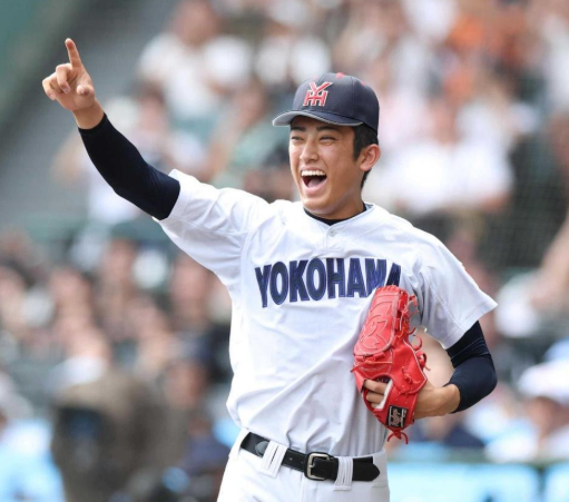 笑顔でマウンドに立つ織田翔希