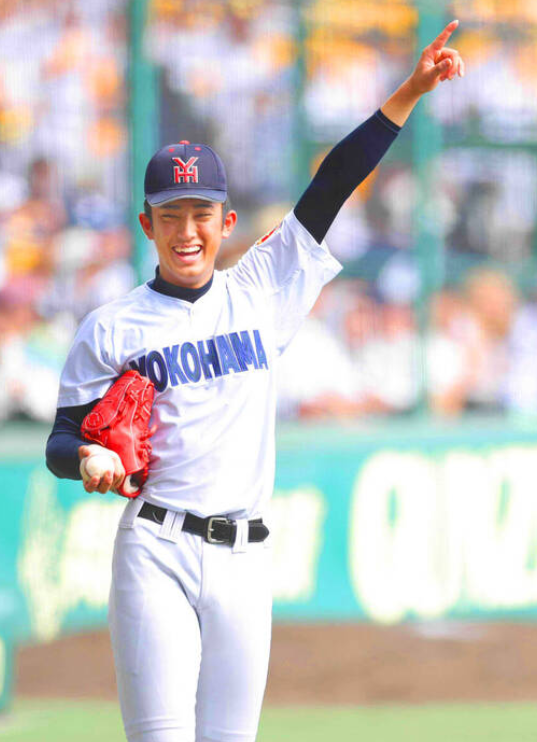マウンドで笑顔を見せる織田翔希